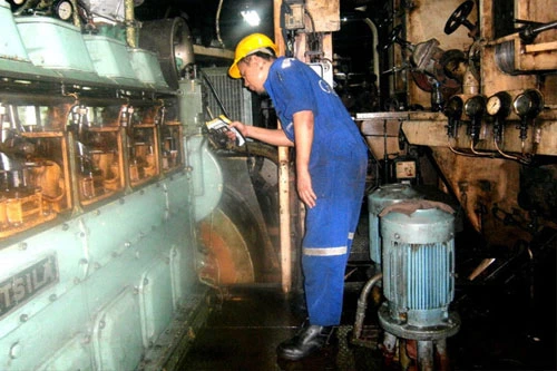 Overhauling and maintenance of main and auxiliary ship engines