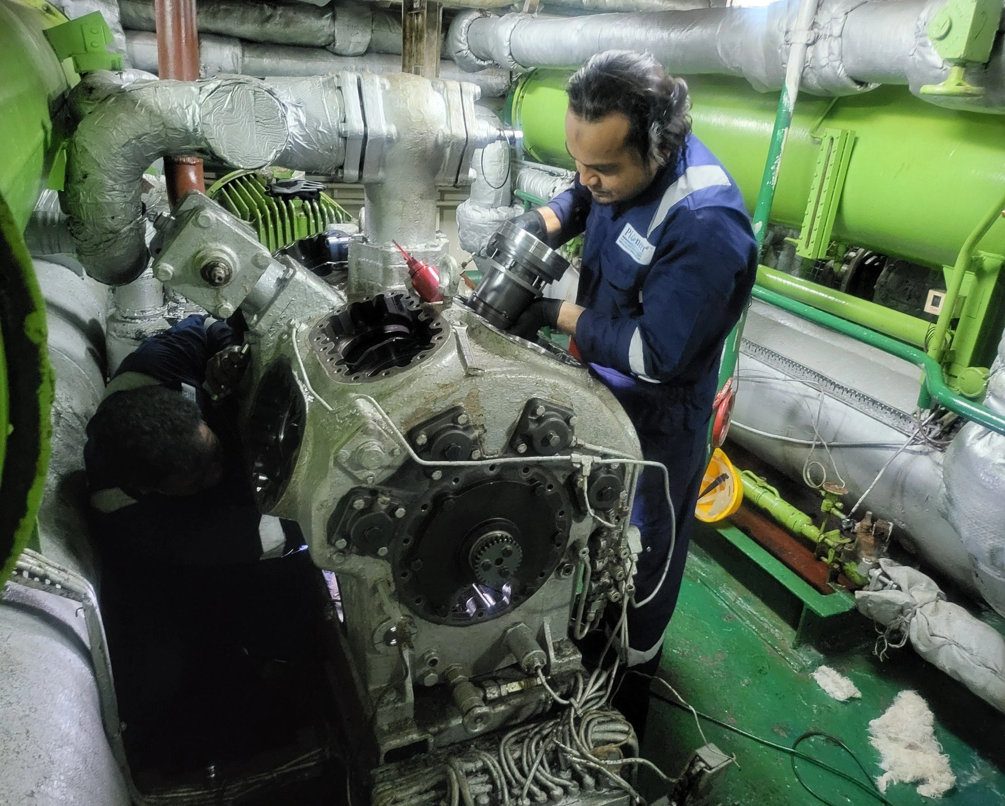 Repair and maintenance of ship refrigeration systems and compressors